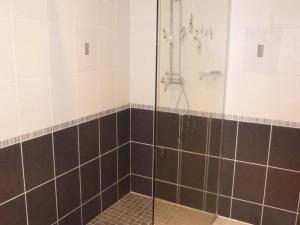 une douche avec une porte vitrée dans une salle de bain dans l'établissement Maison de charme restaurée au bord d'un ruisseau avec terrasse, proche activités de plein air et confort moderne - FR-1-582-225, à Chaylot