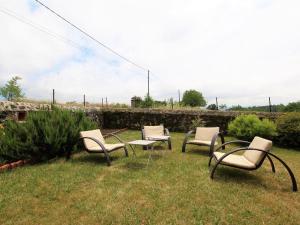 un groupe de chaises et une table dans l'herbe dans l'établissement Ferme du XIXe avec cheminée, près des gorges du Doulon - FR-1-582-227, à Frugières-le-Pin 5 autres photos