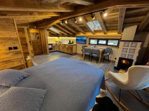 Un dormitorio con una cama y una cocina con una mesa. en Almversteck Hollersbach, en Hollersbach im Pinzgau