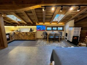 Habitación con cocina y mesa con sillas. en Almversteck Hollersbach, en Hollersbach im Pinzgau