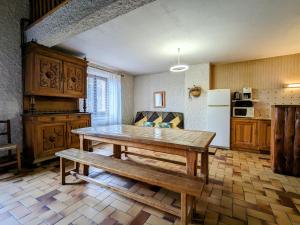 Kuchyň nebo kuchyňský kout v ubytování Gîte familial près de La Chaise-Dieu avec jardin, terrasse, jeux pour enfants et équipements bébé - FR-1-582-287