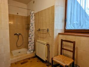 Koupelna v ubytování Gîte familial près de La Chaise-Dieu avec jardin, terrasse, jeux pour enfants et équipements bébé - FR-1-582-287 + 11 fotografií