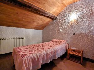 Postel nebo postele na pokoji v ubytování Gîte familial près de La Chaise-Dieu avec jardin, terrasse, jeux pour enfants et équipements bébé - FR-1-582-287