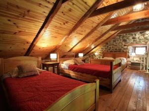 Postel nebo postele na pokoji v ubytování Location authentique avec cheminée et toit de chaume, proche nature et activités à St-Front - FR-1-582-291