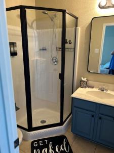 un baño con ducha y lavabo en Minutes to UTA, AT&T Stadium, Globe Life Field, en Arlington