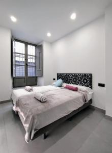 En eller flere senge i et værelse på Luxury Suite Casa Palacio Marina Verde