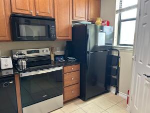 La cocina está equipada con nevera, fogones y microondas. en Minutes to UTA, AT&T Stadium, Globe Life Field, en Arlington 14 fotos más