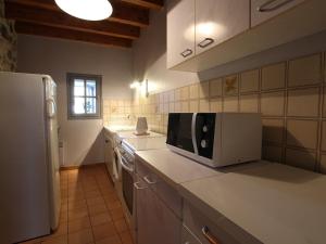 Η κουζίνα ή μικρή κουζίνα στο Gîte 4 pers avec cour, vue Loire - FR-1-582-122
