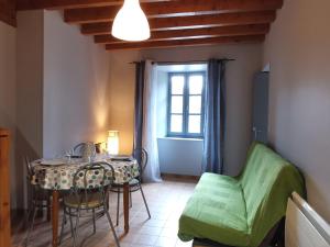 Χώρος καθιστικού στο Gîte 4 pers avec cour, vue Loire - FR-1-582-122