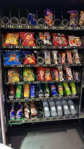 un réfrigérateur rempli de nombreux types de nourriture différents dans l'établissement Royal Pearl Sea View فيلا اللؤلؤة الملكية اطلالة بحرية, à Djeddah