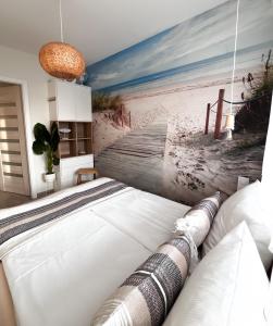 - une chambre avec une fresque murale représentant la plage dans l'établissement Shells & Pearls Rewal - Wakacyjny apartament blisko morza, à Rewal