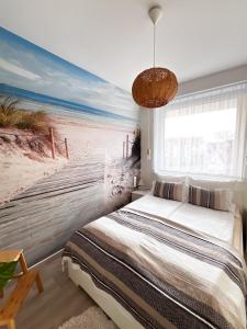 - une chambre avec une fresque murale représentant la plage dans l'établissement Shells & Pearls Rewal - Wakacyjny apartament blisko morza, à Rewal
