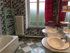 a bathroom with two sinks and a tub and a window at Grand appartement 6 pers., cadre calme, proche Nancy et Lunéville, toutes commodités, tout inclus - FR-1-584-179 in Saint-Nicolas-de-Port +15 photos