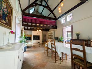 une cuisine et une salle à manger avec une table et des chaises dans l'établissement Maison isolée avec parc, étang privé et à 20 min du Zoo de Beauval - FR-1-591-309, à Vicq-sur-Nahon