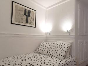 a bedroom with a bed with a pillow and two lights at Cocon au cœur du Puy-en-Velay avec cour privée et WIFI - FR-1-582-325 in Le Puy en Velay