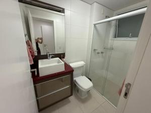 a bathroom with a toilet and a sink and a shower at cód 63 · Apartamento sofisticado com 2 suítes! in Governador Celso Ramos