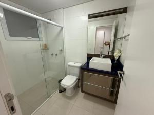 a bathroom with a toilet and a sink and a shower at cód 63 · Apartamento sofisticado com 2 suítes! in Governador Celso Ramos
