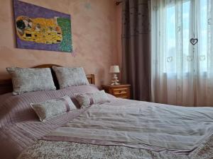 une chambre avec un grand lit et une fenêtre dans l'établissement Maison récente à la ferme avec jardin, terrasses, 4 chambres, proche plages et pêche privée - FR-1-426-86, à Brem-sur-Mer