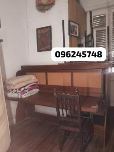 une table en bois avec une chaise à côté d'un bureau dans l'établissement Apartamento en playa mansa, à Atlántida