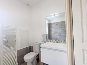 Koupelna v ubytování Maison de plain-pied avec grand jardin clos et parking, à 10 min des vignes. - FR-1-591-223