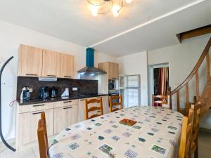 Kuchyň nebo kuchyňský kout v ubytování Maison de plain-pied avec grand jardin clos et parking, à 10 min des vignes. - FR-1-591-223 + 2 fotografie