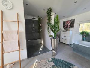 Posezení v ubytování Jeanys Walhalla Suite in Donaustauf 11 km von Regensburg am Donauradweg