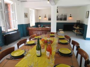 ein Tisch mit Weinflaschen und Gläsern darauf in der Unterkunft Maison chaleureuse en forêt du Perche avec cheminée, jeux pour enfants et grand jardin - FR-1-581-51 in Senonches + 12 Fotos