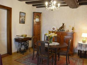 Φωτογραφία από το άλμπουμ του Gîte de Charme à la Campagne avec Jardin Clos et Collection d'Outils Agricoles - FR-1-581-9 σε Vaupillon