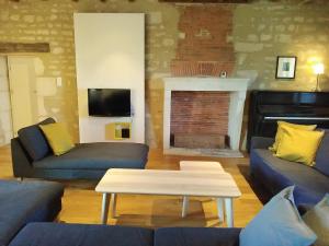 TV a/nebo společenská místnost v ubytování Grande maison rénovée, piscine, 4 chambres, vaste terrain, près piste cyclable et pêche, Wi-Fi inclus - FR-1-426-408