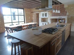 Kuchyň nebo kuchyňský kout v ubytování Grande maison rénovée, piscine, 4 chambres, vaste terrain, près piste cyclable et pêche, Wi-Fi inclus - FR-1-426-408