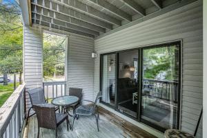 Rõdu või terrass majutusasutuses Stylish The Shores Condo Private Beach wViews 5716