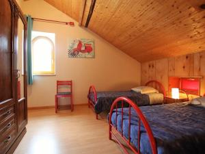 - une chambre avec 2 lits et une fenêtre dans l'établissement Maison À Proximité De L'Allier Avec Jardin En Terrasses, Près De Chilhac Et Langeac - FR-1-582-7, à Cerzat