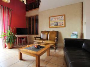 un salon avec un canapé et une table basse dans l'établissement Maison À Proximité De L'Allier Avec Jardin En Terrasses, Près De Chilhac Et Langeac - FR-1-582-7, à Cerzat