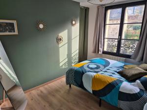 une chambre avec un lit dans une pièce avec des fenêtres dans l'établissement Maison Au Beau Regard, à Belleu