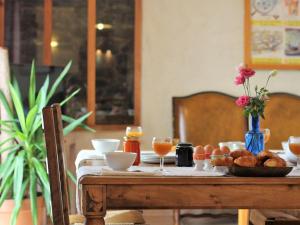 une table avec de la nourriture et des boissons dessus dans l'établissement Maison À Proximité De L'Allier Avec Jardin En Terrasses, Près De Chilhac Et Langeac - FR-1-582-7, à Cerzat 9 autres photos