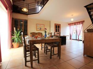 une salle à manger avec une table et des chaises en bois dans l'établissement Maison À Proximité De L'Allier Avec Jardin En Terrasses, Près De Chilhac Et Langeac - FR-1-582-7, à Cerzat