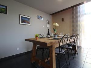 une salle à manger avec une table et des chaises en bois dans l'établissement Bergerie moderne au calme, nature luxuriante, proche du Lac de Malaguet - FR-1-582-20, à Céaux-dʼAllègre 6 autres photos