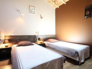 une chambre avec deux lits et une fenêtre dans l'établissement Bergerie moderne au calme, nature luxuriante, proche du Lac de Malaguet - FR-1-582-20, à Céaux-dʼAllègre