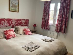 une chambre avec un lit avec des serviettes dessus dans l'établissement Gîte cosy en Sologne avec terrasse privative - FR-1-590-549, à Villemurlin