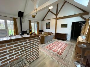 Il dispose d'une cuisine et d'un salon avec un mur en briques. dans l'établissement Gîte cosy en Sologne avec terrasse privative - FR-1-590-549, à Villemurlin