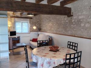 ein Wohnzimmer mit Tisch und Couch in der Unterkunft Maison au cœur du Berry : tranquillité, jeux pour enfants et proche Château de Valençay et Zoo de Beauval - FR-1-591-235 in Frédillé + 24 Fotos