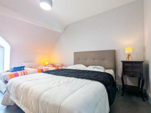 Ένα ή περισσότερα κρεβάτια σε δωμάτιο στο Maison de Charme en Berry avec Jardin et Wifi, Proche Vignobles - FR-1-591-231