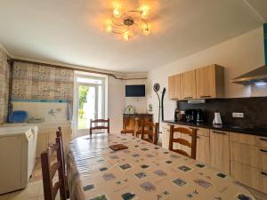 Η κουζίνα ή μικρή κουζίνα στο Maison de Charme en Berry avec Jardin et Wifi, Proche Vignobles - FR-1-591-231