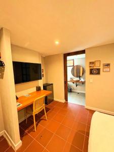 Televiisor ja/või meelelahutuskeskus majutusasutuses Hotel Libreria Cafe de Pombal