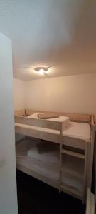 ein kleines Zimmer mit zwei Etagenbetten in der Unterkunft Appartement cosy Luz-St-Sauveur Ski et randonnée in Luz-Saint-Sauveur