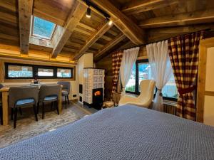 Un dormitorio con una cama y una mesa y sillas. en Almversteck Hollersbach, en Hollersbach im Pinzgau