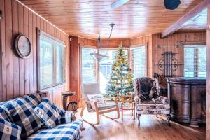 - un salon avec un arbre de Noël et un canapé dans l'établissement Sous Bois & Loft - Hot tub - Ski out, à Saint-Faustin–Lac-Carré