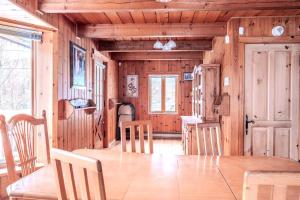 une salle à manger avec une table et des chaises en bois dans l'établissement Sous Bois & Loft - Hot tub - Ski out, à Saint-Faustin–Lac-Carré