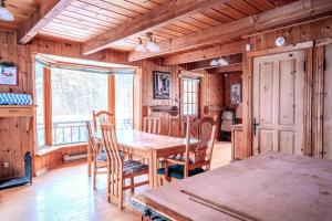 une salle à manger avec une table et des chaises en bois dans l'établissement Sous Bois & Loft - Hot tub - Ski out, à Saint-Faustin–Lac-Carré 40 autres photos