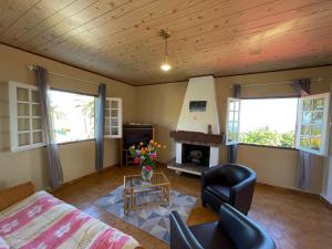 Istumisnurk majutusasutuses Gîte Bec Rose à mi-hauteur avec vue sur la côte, 2 chambres - FR-1-786-50